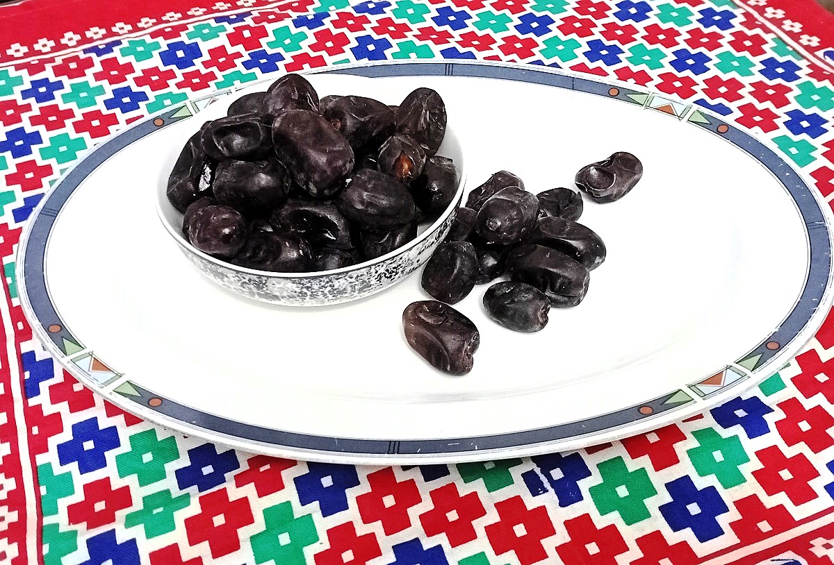 Dates are sweet fruits 