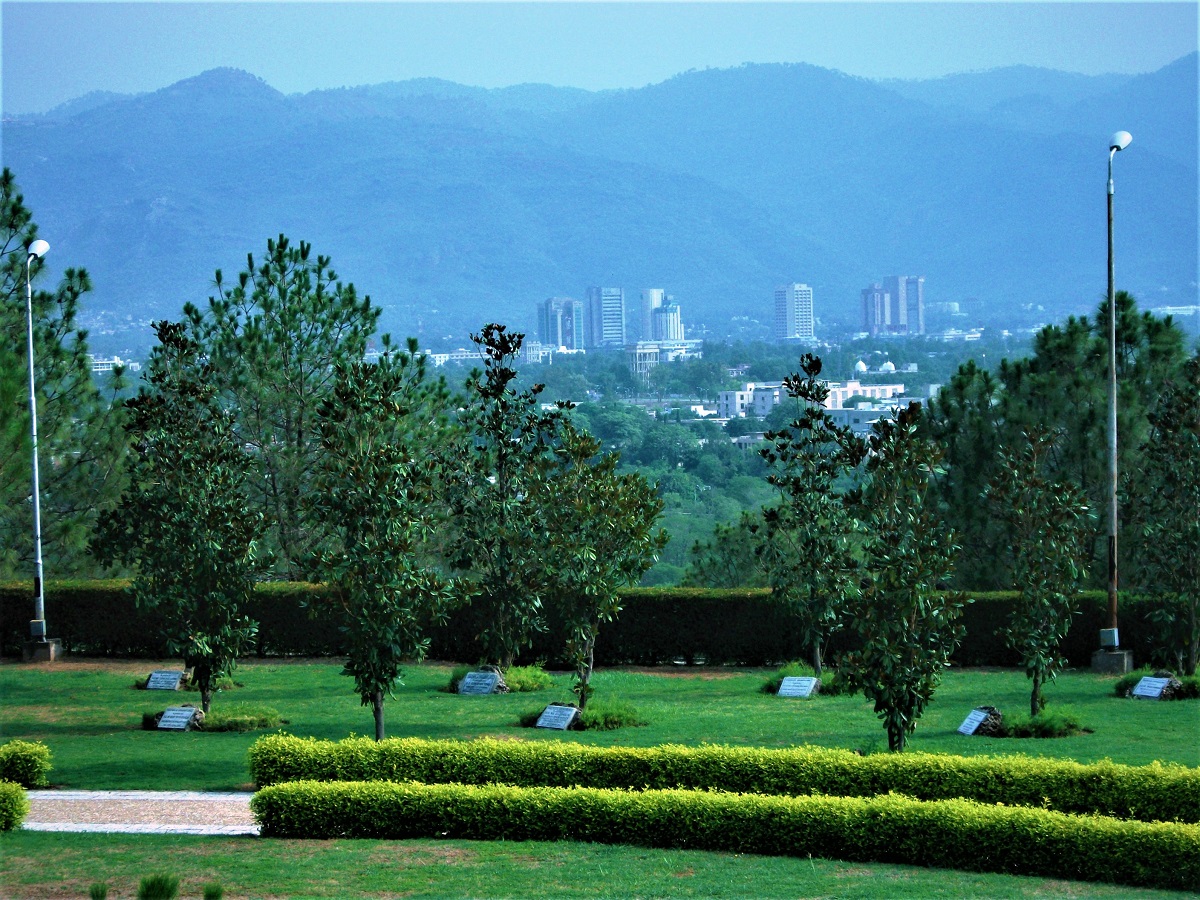 Heads of state and government plant trees